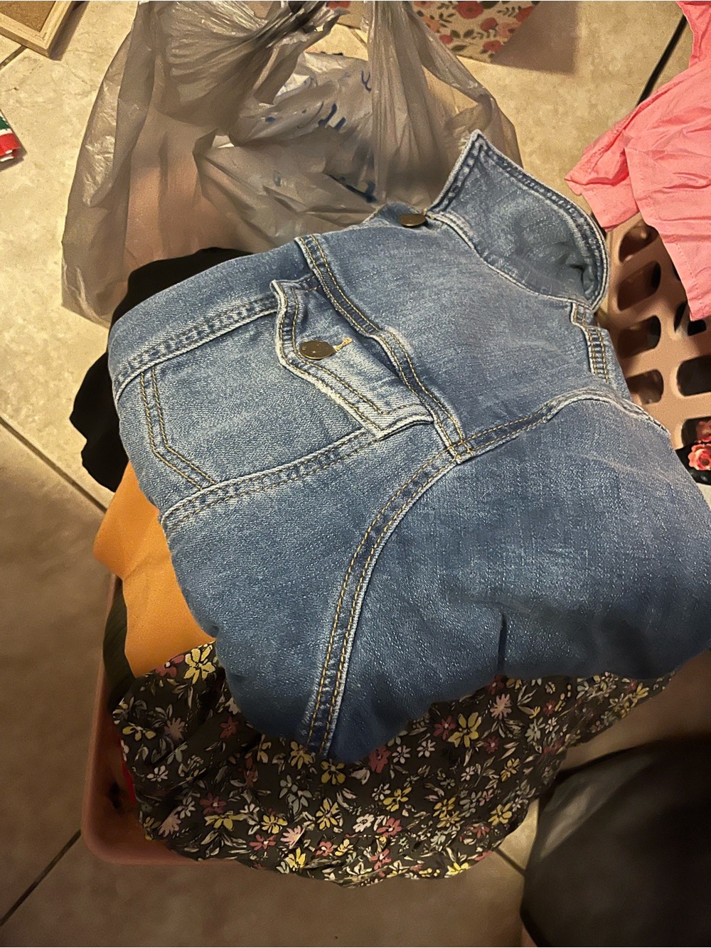 ASSORTED BUNDLE OF 16 WOMEN’S/YOUNG ADULT CLOTHING